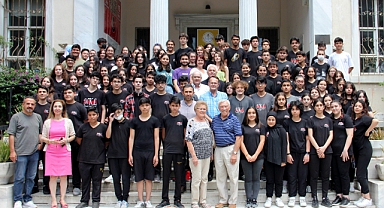 İzmir Namık Kemal Lisesi 67 Yıllık Mezununu Öğretmen ve Öğrencileri İle Birlikte Ağırladı