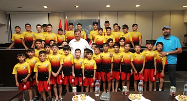 Başkan Cemil Tugay’a Çocuklardan Ziyaret