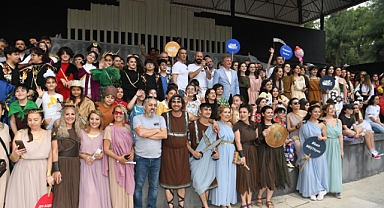 Bornova'da Köy Okuluna Kütüphane Kurdular