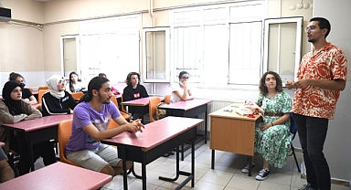 Bornova'da Üniversiteye Hazırlanan Gençlere Anlamlı Destek