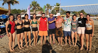 Edremit Sahilleri Plaj Voleybolu İle Renklendi