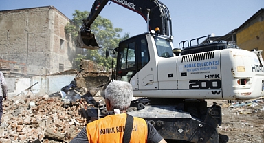 Konak’ta Tehlikeli Yapı Yıkıldı