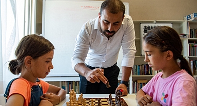 Bornova'nın Köylerinde Çocuklara Satranç Eğitimi