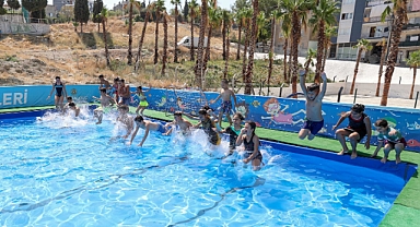 Bucalı Çocuklar “Mahalledeki Havuzda” Yüzme Öğreniyor