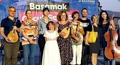 Bayraklı'da Çocuk Şenliği Tamam Sırada Çocuk Korosu Var