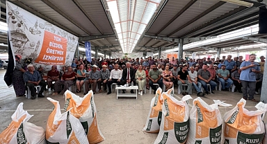 Büyükşehir’den Dikili’deki Üreticiye Yem Desteği