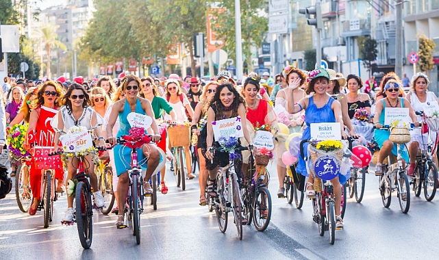 Karşıyaka'da Süslü Kadınlar Bisiklet Turu