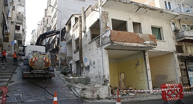 Konak’ta Tehlike Saçan Binanın Yıkımı Gerçekleşti