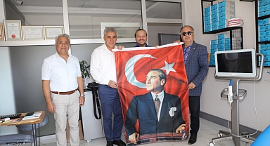 Güzelbahçe'de Başkan Mustafa İnce Bayrak Dağıttı