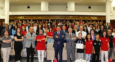 İzmir İl Milli Eğitim Müdürlüğünde TEKNOFEST ve TÜBİTAK Ödül Töreni Gerçekleştirildi