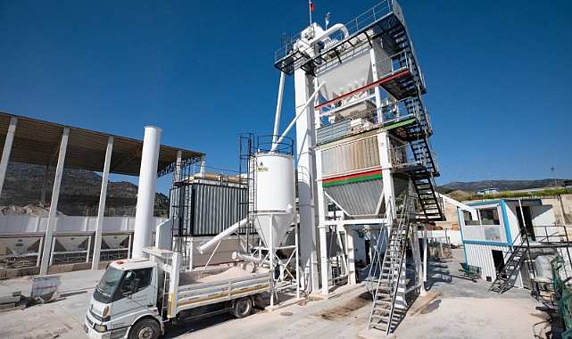 Karşıyaka Asfaltını Kendi Üretiyor