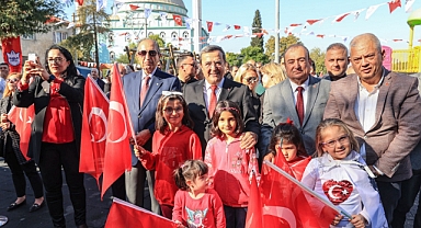 Konak'ta Cumhuriyet Bayramı Zeybekle Kutlandı