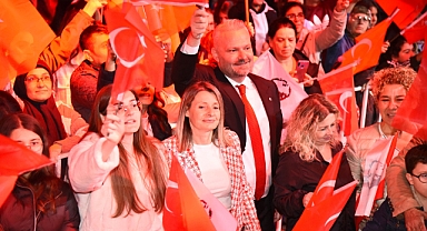 Menemen’de Muhteşem Cumhuriyet Yürüyüşü
