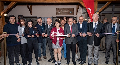 İzmir Kitaba “Dört” Elle Sarılıyor