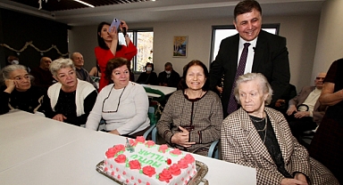 Karşıyaka Alzheimer Evinde Yılbaşı Eğlencesi