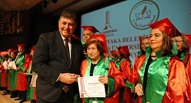 Karşıyaka Belediyesi 3. Yaş Üniversitesi’nde mezuniyet sevinci