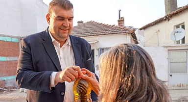 Seferihisar'da dar gelirli vatandaşa zeytinyağı