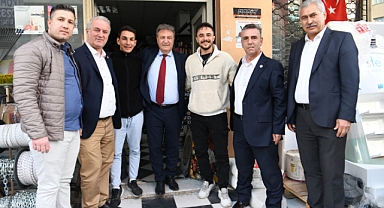 Bornova Belediye Başkanı Dr. Mustafa İduğ Yeşilova’da esnafla kucaklaştı