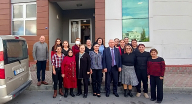 Karabağlar'da Semt merkezlerinden tiyatro sahnesine