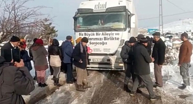 Bayraklı yardım tırları umut oluyor