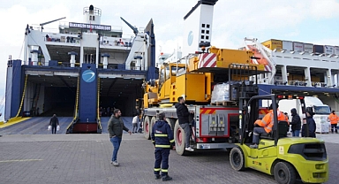 İzmir Büyükşehir Belediyesi’nin iş makineleri ve operatörleri Antakya’da