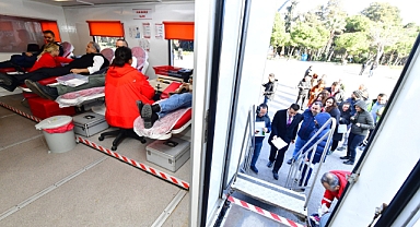 İzmir Büyükşehir Belediyesi personeli depremzedeler için kan bağışı yaptı
