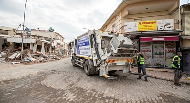 İzmir Büyükşehir Belediyesi temizlik işleri ekipleri Kahramanmaraş’ta günde 8 ton çöp topluyor 