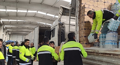 İzmir'den deprem bölgesine destek artarak sürüyor