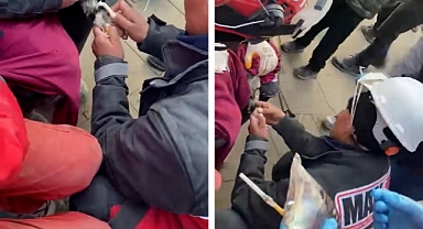 Menemen Belediye Arama Kurtarma (MAKUR) ekibi personeli 10 katlı bina enkazından kurtarılan bir kediye serum taktı