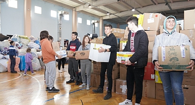 Menemen'de afet bölgesine gönderilmek üzere başlatılan yardım kampanyası devam ediyor