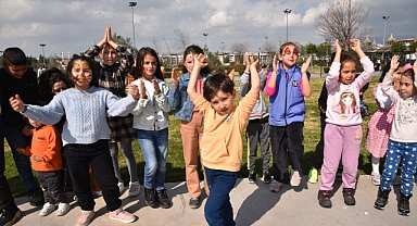 Menemen’e gelen çocuklar gülünce güzelleşiyor dünya diyorlar