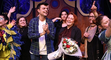 Bodrum Belediyesi Şehir Tiyatrosu'nun Sihirli Gemi oyunu alkış aldı