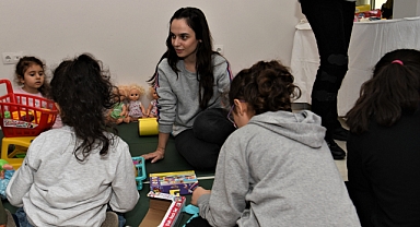 Bornova’da depremzedelere sanat terapisi