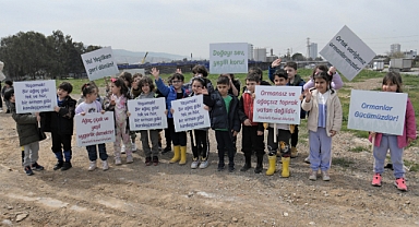 Bornova’ya, miniklerin elinden yeni fidanlar Orman haftasına anlamlı etkinlik