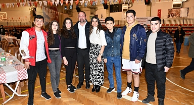 Çiğli Belediye Başkanı Utku Gümrükçü Dayanışma Gönüllüsü Gençlerle Buluştu