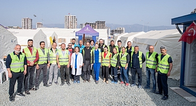 İzmir Büyükşehir Belediyesi’nin Hatay’da kurduğu sahra hastanesi gönüllü hekimlere kucak açıyor