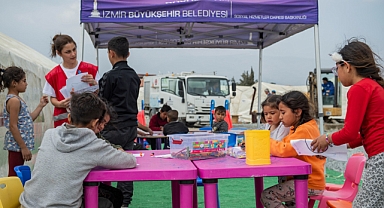 İzmir Büyükşehir ekipleri, Hatay’da depremzede kadın ve çocukların yanında