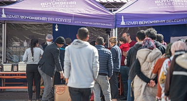 İzmir ekipleri kapı kapı dolaşarak yardım ulaştırıyor