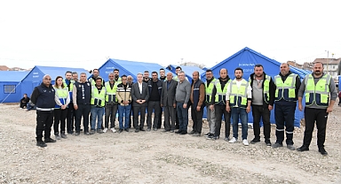 Kılıçdaroğlu Başkan İduğ ile Bornova Belediyesi'nin çadır kentinde