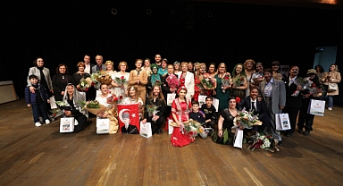 Narlıdere Belediyesi Pakize Ateş Kadın Danışma Merkezi Güçlü Kadınlar Tiyatro Grubu Sahne Aldı