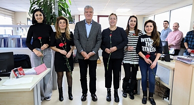 Narlıdere Kadınlar Günü’nü karanfillerle kutladı
