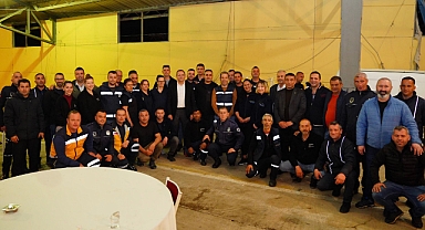 Ayvalık Belediye Başkanı Mesut Ergin'in ev sahipliğinde Sarımsaklı Kapalı Pazaryeri’nde düzenlenen iftar yemeğine yaklaşık iki bin kişi katıldı