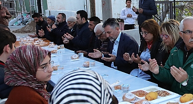 Bayraklı Belediye Başkanı Serdar Sandal depremzedelerle iftarda buluştu