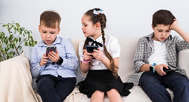 Çocuklar günde 4,5 saat telefon başında