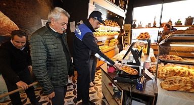 Narlıdere Belediyesi Zabıta Müdürlüğü ekipleri fırın ve unlu gıda işletmelerini denetledi