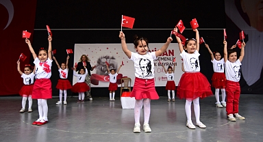 Bornova’da sahne çocukların