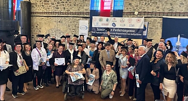 İzmir’in STK başkanları keplerini havaya fırlattı