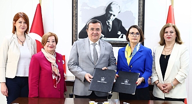 Konak’ta imzalar güçlü kadınlar için atıldı