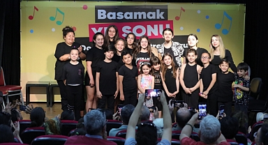 Bayraklılı tiyatrocular ayakta alkışlandı