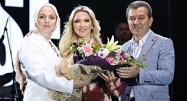 Bergama Festivali’ne Hadise damgasını vurdu